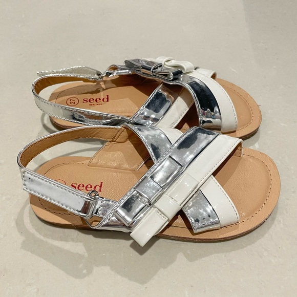 Seed Heritage Patent Bow Sandal - Picture 3 of 4